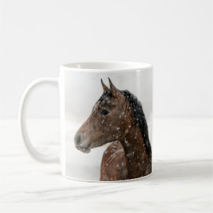 Bay Horse houdt vast in zacht vallende sneeuw-twee Koffiemok