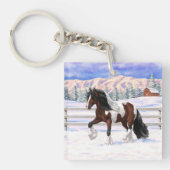 Bay Pinto Gypsy Vanner Draft Horse in sneeuw Sleutelhanger (Voorkant)