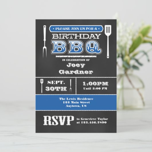 BBQ Bleu Anniversaire Chalkboard Invitation (Debout devant)