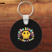 Be Kind 6-7 Days A Week Smile Face Retro Groovy Sleutelhanger (Voorkant)