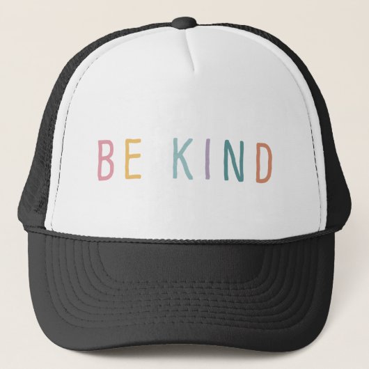 Be Kind | Rainbow Lettering Trucker Hat Pet (Voorkant)