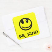 BE_KIND Vierkante sticker (Envelop)