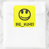 BE_KIND Vierkante sticker (Tas)