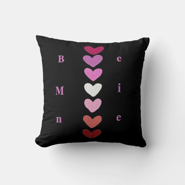 Be Mine Minimal Heart Stack Valentine T-Shirt Kussen (Voorkant)