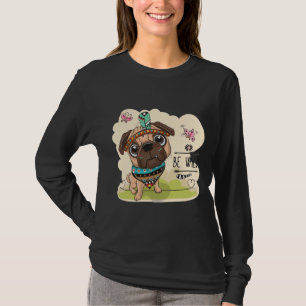 Be Wild Leuke tribal Pug Hond met veren Classic T-shirt