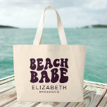 Beach Baby Purple Correspondant Bachelorette Party<br><div class="desc">Préparez-vous à une fabuleuse fête au bord de la plage avec notre Beach Babe Purple Matching Bachelorette Party Large Sac fourre-tout - l'accessoire ultime pour votre Miami, la Floride bachelorette party ou toute autre célébration sur le thème de la plage! Ce sac fourre-tout en toile personnalisée n'est pas seulement un...</div>