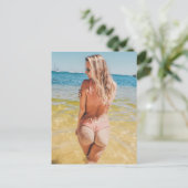 Beach Bum ! CARTE POSTALE MODÈLE DE BIKINI CHAUD (Debout devant)