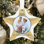 Beach Christmas Starfish Famille Photo Blanc Bleu<br><div class="desc">Cet ornement de Noël sur le thème de la plage est orné d'une étoile de mer sur un simple arrière - plan blanc, avec une photo ronde au milieu avec un cadre bleu, et le nom de famille et l'année en bleu. *Si vous avez besoin d'aide pour ce design ou...</div>
