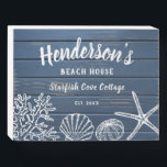 Beach House Coquillages Vintages Texte personnalis<br><div class="desc">Un panneau de case en bois super mignon avec coquillages de mer vintages, coraux, étoiles de mer et oursins dressé contre un arrière - plan en faux bois bleu nautique. Ajoutez 4 lignes de texte personnalisé à personnaliser. Parfait pour une maison de plage, location de vacances côté océan, mariage de...</div>
