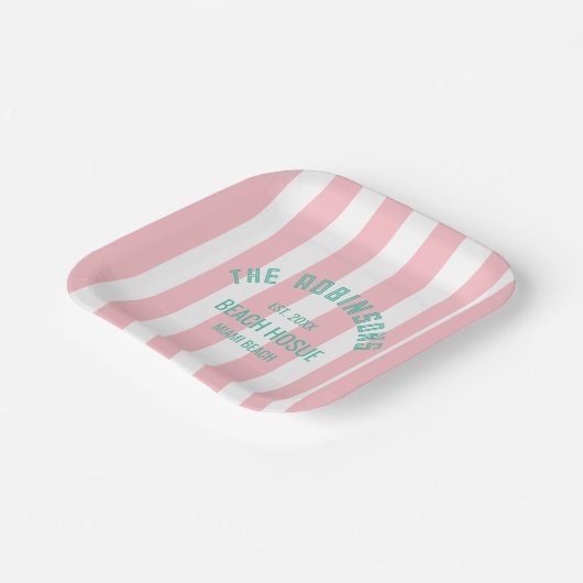 Beach House Custom Naam Pink Cabana Stripe Papieren Bordje (Gebogen)