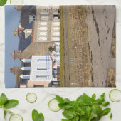 Beach of Saint-Vaast-la-Hougue in Frankrijk Theedoek (Gevouwen)
