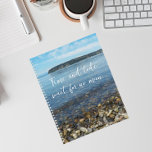 Beach Pebbles Time et Tide Chaucer Citation<br><div class="desc">Ce planificateur mensuel/hebdomadaire de calendrier garde toutes vos activités et horaires à venir organisées en un seul endroit pratique et présente l'image d'un paysage marin pittoresque et de galets de plage, ainsi qu'une citation populaire de Geoffrey Chaucer qui dit : "Le temps et la marée attendent personne." Sélectionnez votre style...</div>