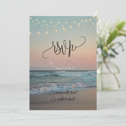 Beach Sunset, String Lights Script RSVP Kaart (Staand voorkant)