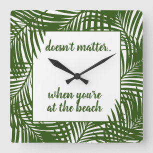 Beach Time Modern Green Palm Leaf Pattern Vierkante Klok
