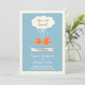 Beach Weddenschap Uitnodiging met zogende vis (Staand voorkant)