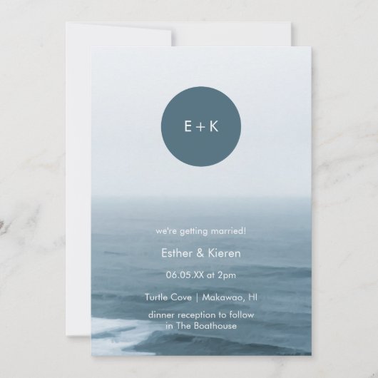 Beach Wedding Invitation | Minimalistisch monogram Kaart (Voorkant)
