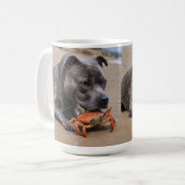 Beachside Pals: een Staffy en zijn Crab Companion Koffiemok (Voorkant links)