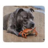 Beachside Pals: een Staffy en zijn Crab Companion Snijplank (Voorkant)