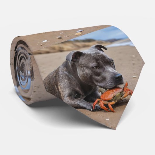 Beachside Pals: een Staffy en zijn Crab Companion Stropdas (Opgerold)