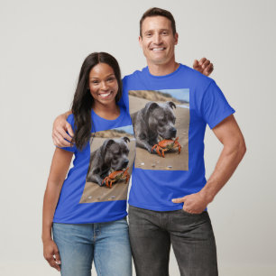Beachside Pals: een Staffy en zijn Crab Companion T-shirt
