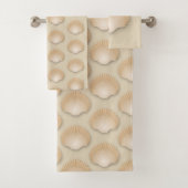 Beachy Neutral Tan Seashells Bad Handdoek (Insitu)