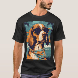 Beagle bij een tropisch strand tijdens zonsonderga t-shirt