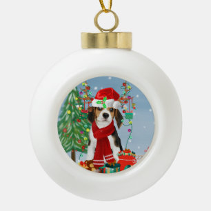 Beagle Dog in sneeuw met kerstcadeaus Keramische Bal Ornament