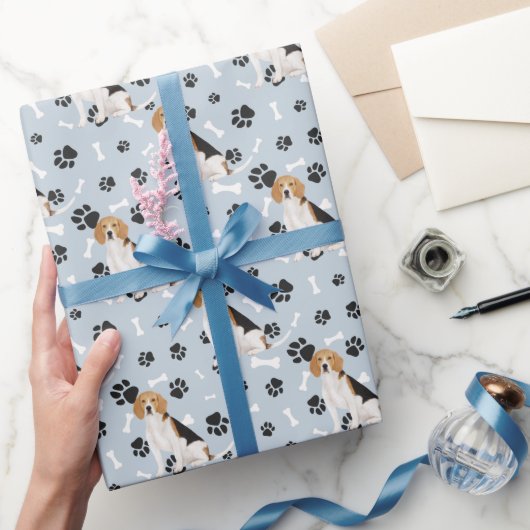 Beagle Dog Paw Print Pattern op Silver Blue Cadeaupapier (Geschenken)