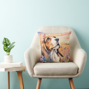 Beagle-hondenliefhebber met weide vol wilde bloeme kussen