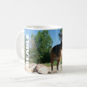 Beagle sur les roches - tasse de café de beagle de (Devant gauche)