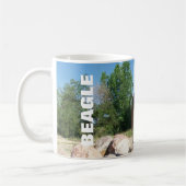 Beagle sur les roches - tasse de café de beagle de (Gauche)