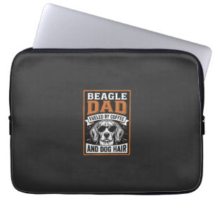 Beagle Vader Gedreven door Koffie en Hondshaar Laptop Sleeve