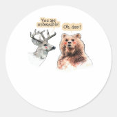 Bear And Deer Conversation Funny Wildlife Design Ronde Sticker (Voorkant)
