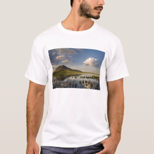 Bear Butte weerspiegelt in Bear Butte Lake nabij T-shirt