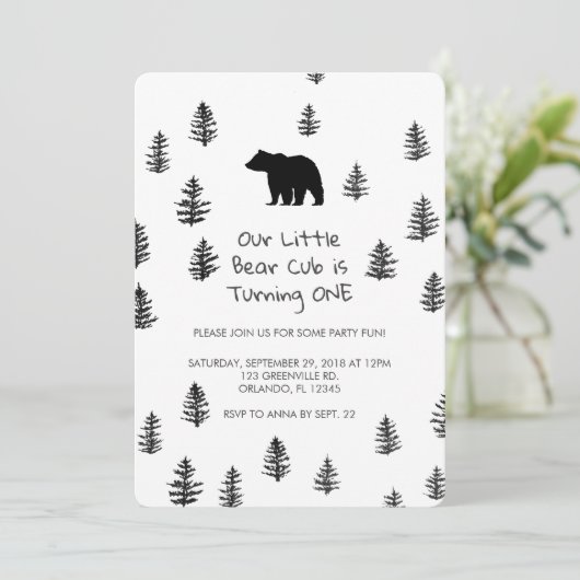 Bear Cub tourne une invitation de fête d'anniversa (Debout devant)