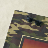 Bear Standing et la serviette Camo Beach (En situation)