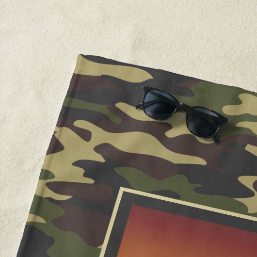 Bear Standing et la serviette Camo Beach (En situation)