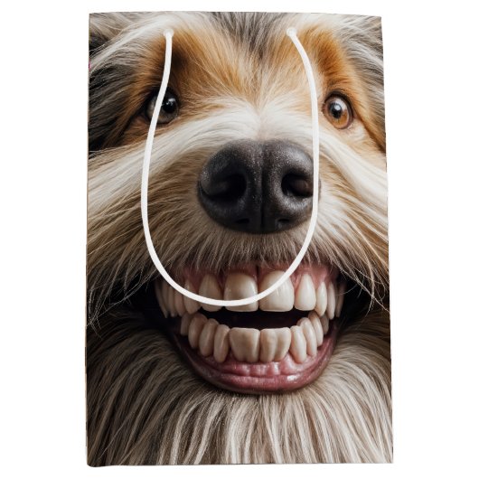 Bearded Collie met een tandenachtige glimlach Medium Cadeauzakje (Voorkant)