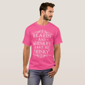 Beards And Whiskey Make Me Frisky Funny Drinking T-shirt (Voorkant volledig)