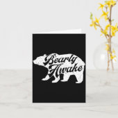 Bearly Awake Bear. Funny Bear Christmas Pajamas Gi Kaart (Gele Bloem)