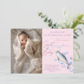 Beau bébé Narwhal 1er anniversaire fêté Invitation (Debout devant)