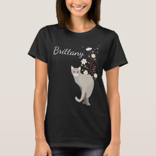 Beau chat gris dans des T-shirts des femmes de