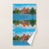 Beau château médiéval sur le lac Bleu (Serviette à main)