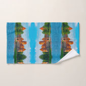 Beau château médiéval sur le lac Bleu (Serviette à main)