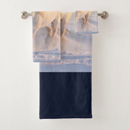 Beau Cheval Blanc Galloping dans la neige (En situation)