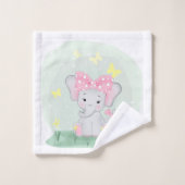 Beau éléphant avec un arc rose dans une clairière (Gant de toilette)