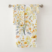 Beau fleur sauvage de printemps jaune (En situation)