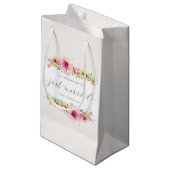 Beau juste marié épousant le sac de cadeau de | (Devant Angle)