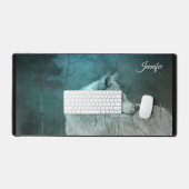 Beau loup gris dans une forêt foncée (Clavier et souris)