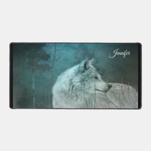 Beau loup gris dans une forêt foncée